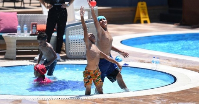 Kağıt toplayan çocuğun havuz sevinci