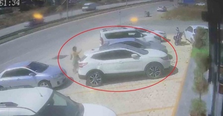 Genç kadın tek eliyle arabayı durdurdu