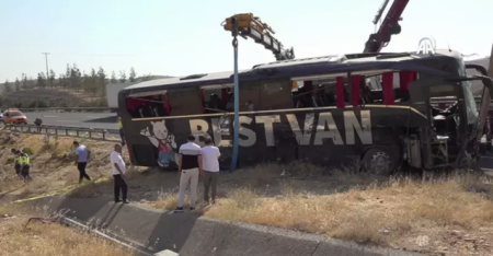 Şanlıurfa’da yolcu otobüsü devrildi